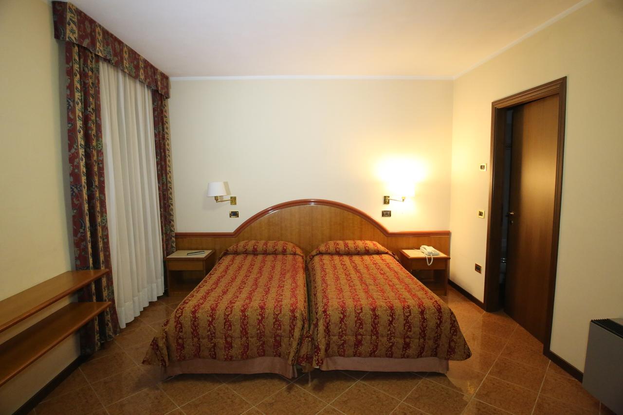 Castel Goffredo Hotel Paris מראה חיצוני תמונה