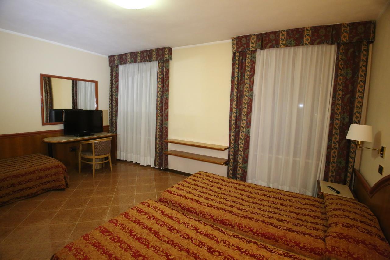 Castel Goffredo Hotel Paris מראה חיצוני תמונה